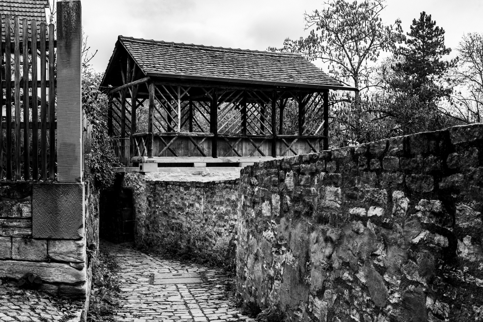 Haus auf der Mauer