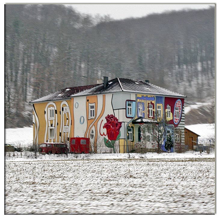 Haus, das sich an einem Auto auf der A1, der Westautobahn zwischen Linz und Wien, mit ca. 130 km/h