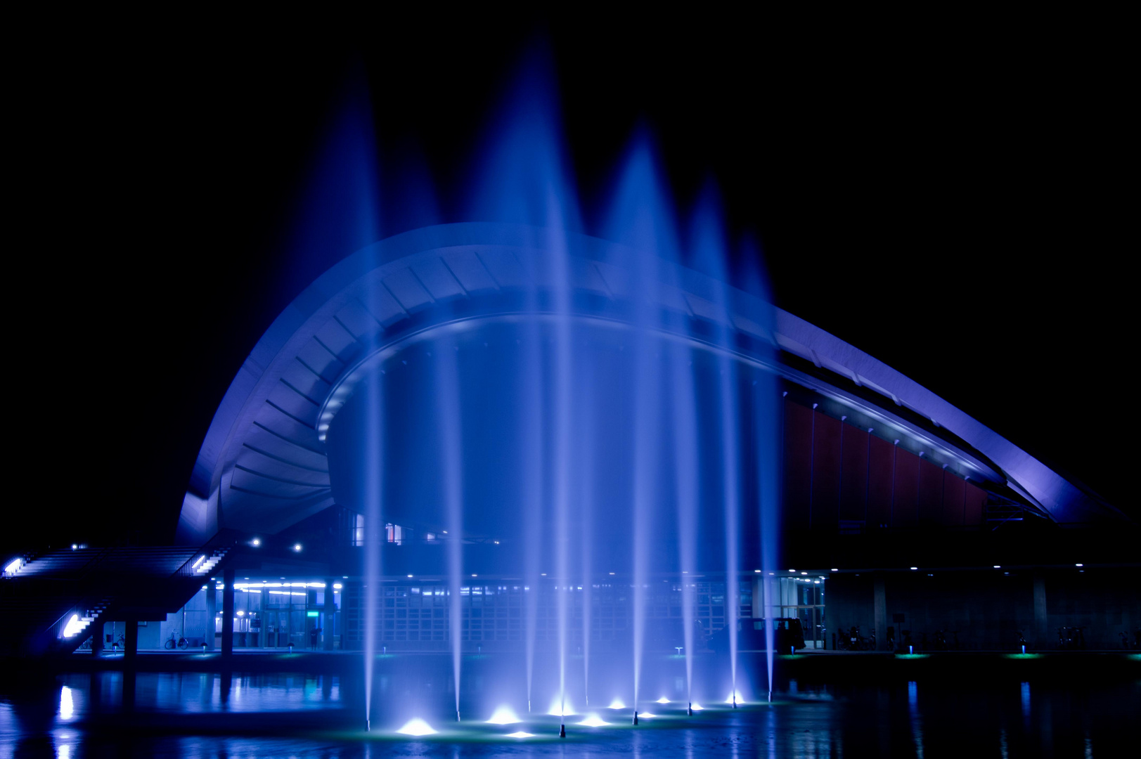 Haus der Kulturen der Welt Wasserspiele blau