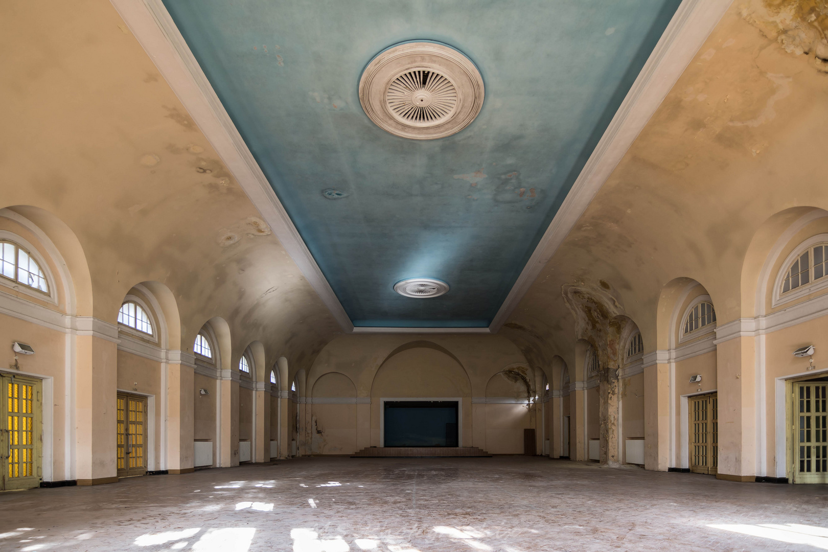 Haus der Offiziere Foto & Bild | architektur, lost places ...