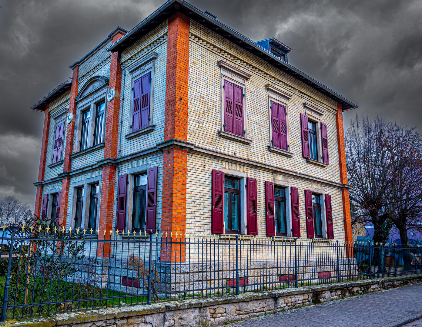 Haus farbig im Grauen