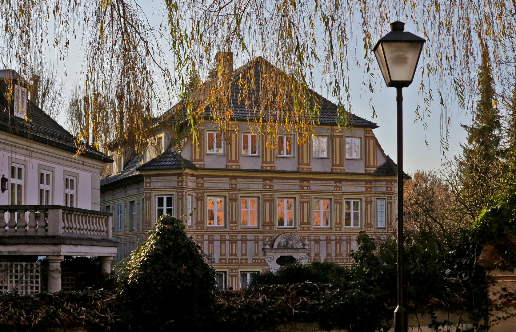 Haus hinter der Laterne