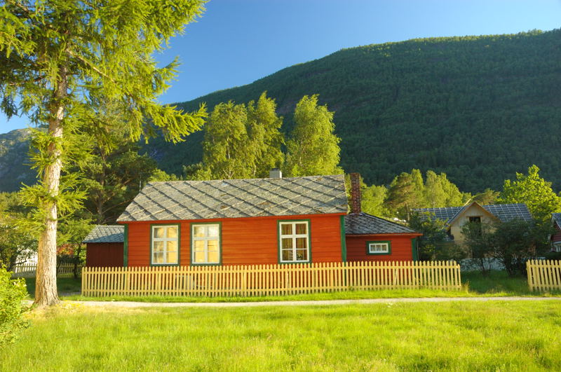 Haus im Abendlicht bei Kinsarvik / Südnorwegen