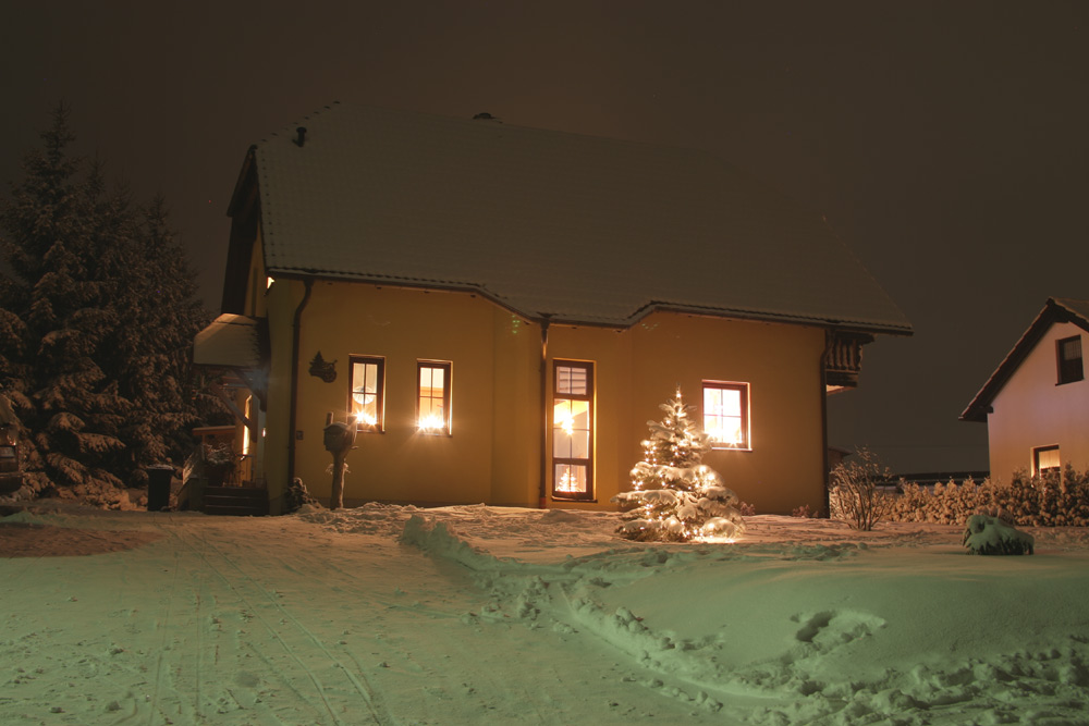 Haus im Erzgebirge bei Nacht