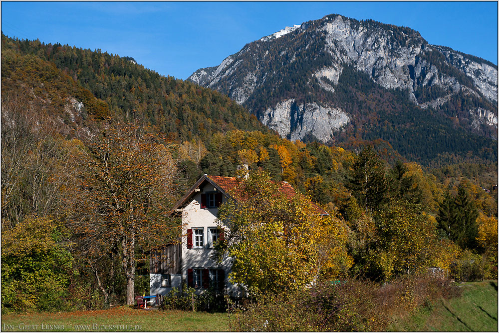 Haus im Herbstwald