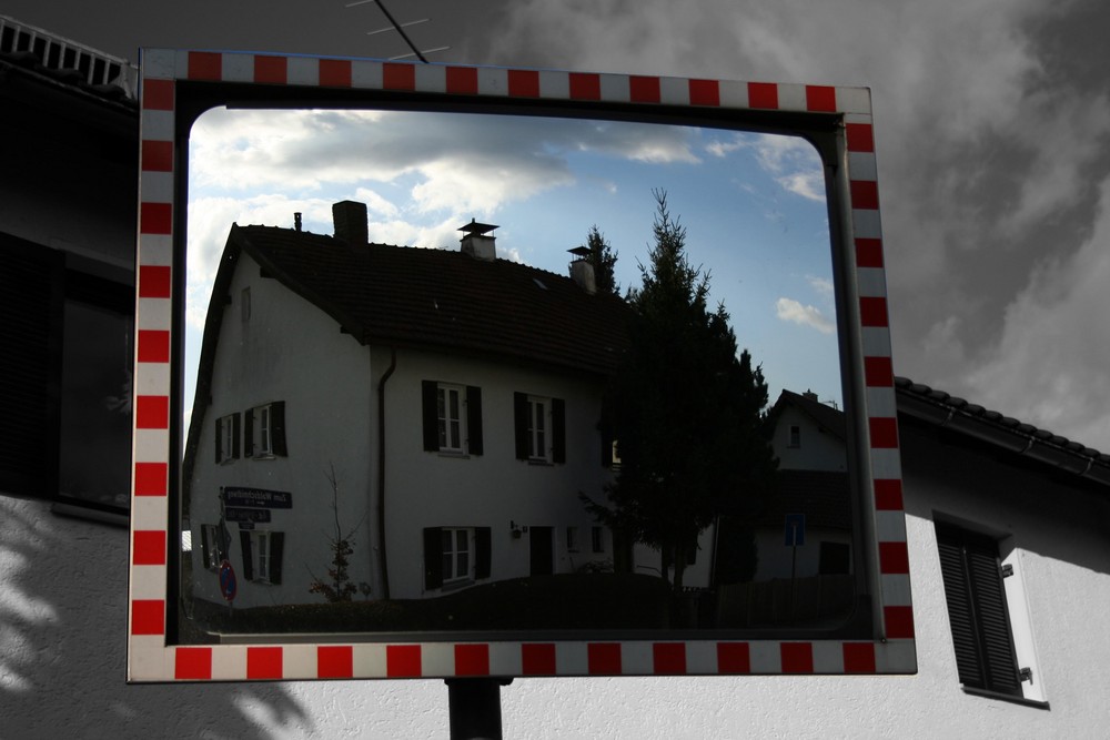 Haus im Straßenspiegel