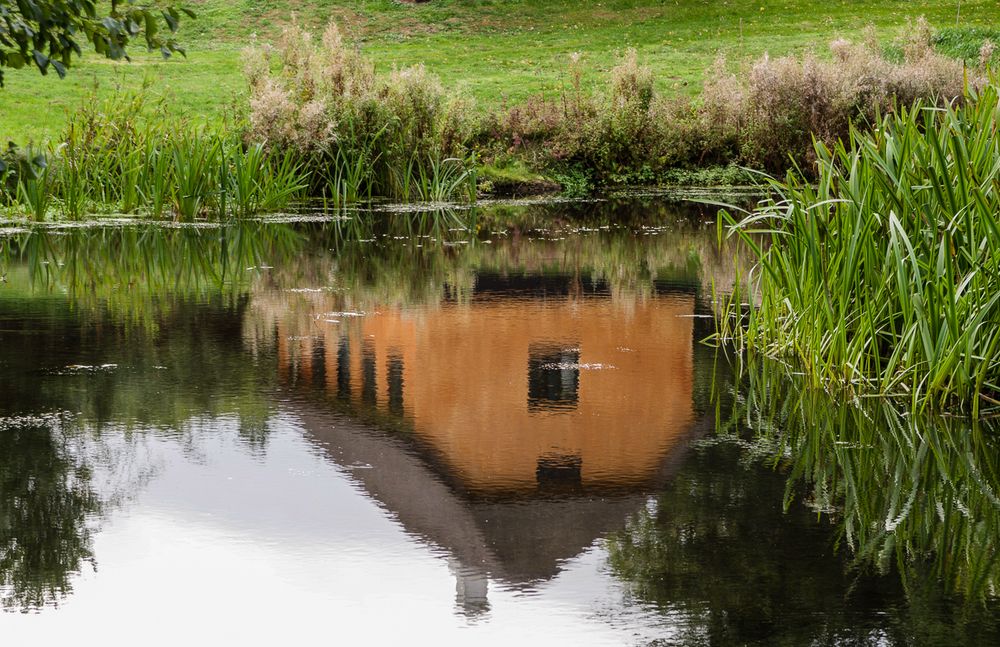 Haus im Teich Spiegelbild Foto & Bild naturkreativ, gebäude, teich Bilder auf