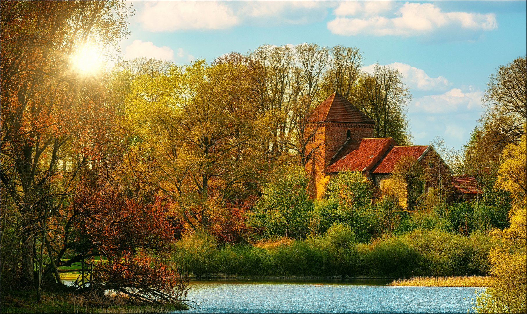 Haus im Wald am See mit Sonne