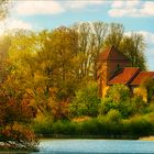 Haus im Wald am See mit Sonne