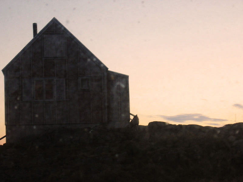 Haus in Grönland, fotografiert durch das Fenster eines anderen