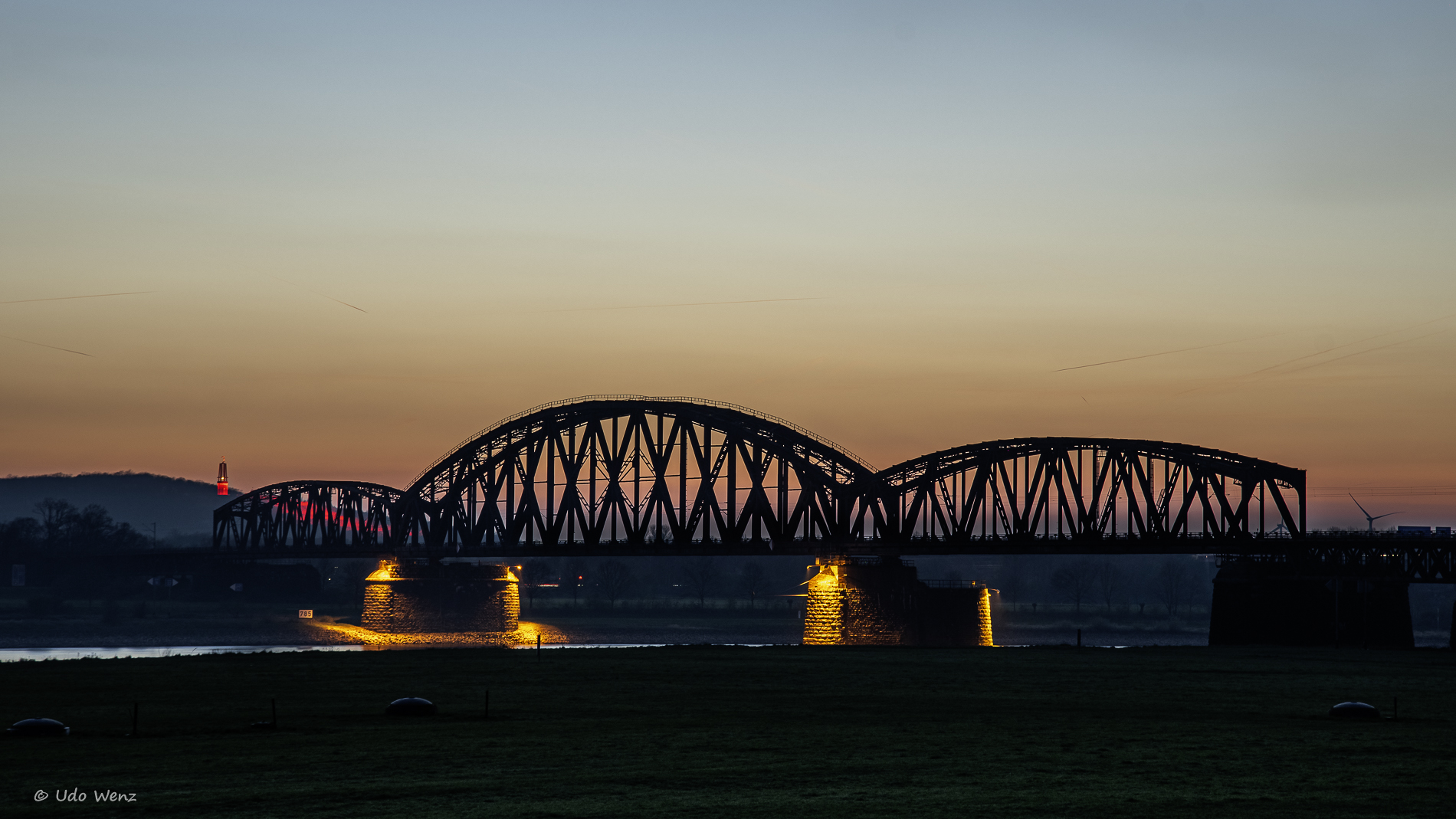 Haus-Knipp-Brücke mit Blick auf das "Geleucht".
