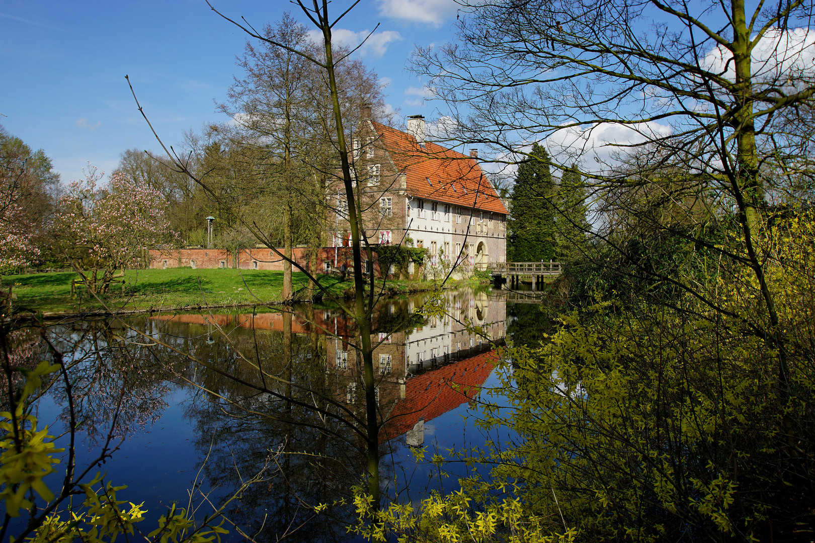 Haus Loburg im Frühling.