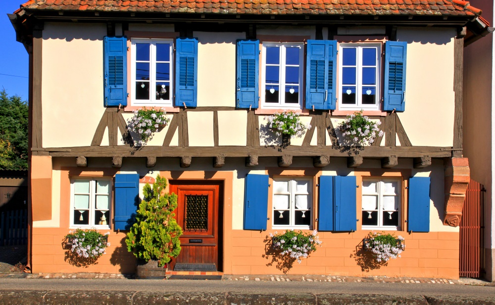 Haus mit blauen Fensterläden