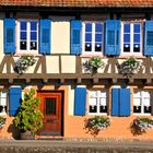 Haus mit blauen Fensterläden