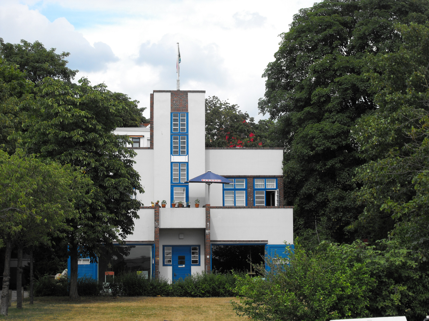 Haus mit blauen Fenstern