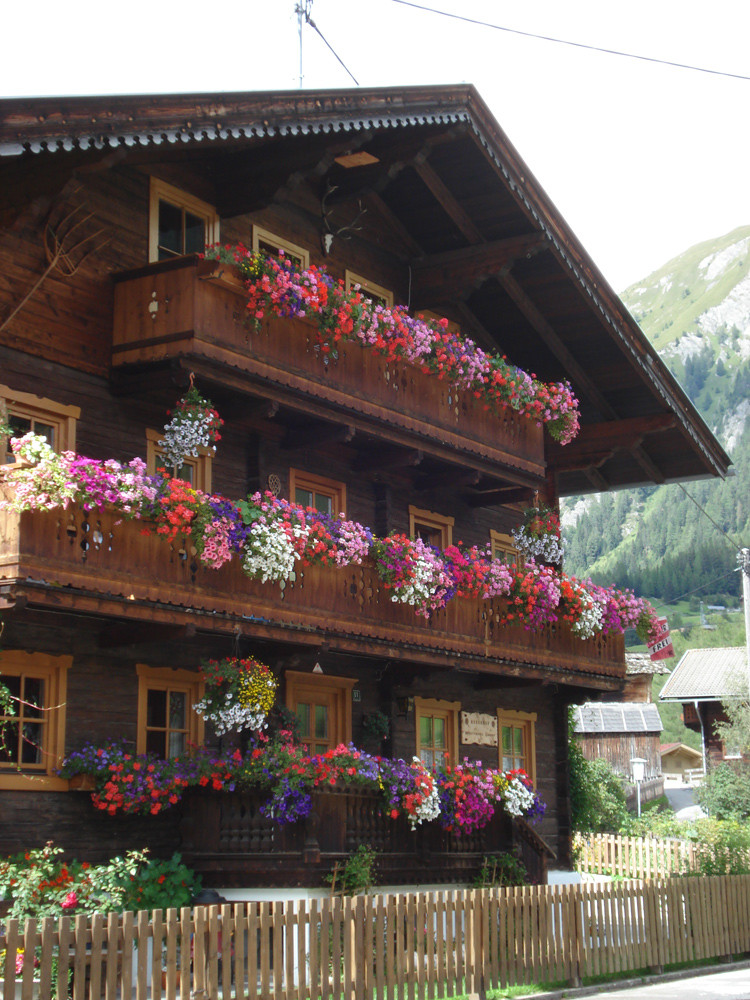 Haus mit Blumen, Kals am Großglockner, Osttirol