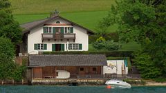 Haus mit Boot