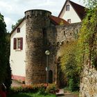Haus mit Burgmauer