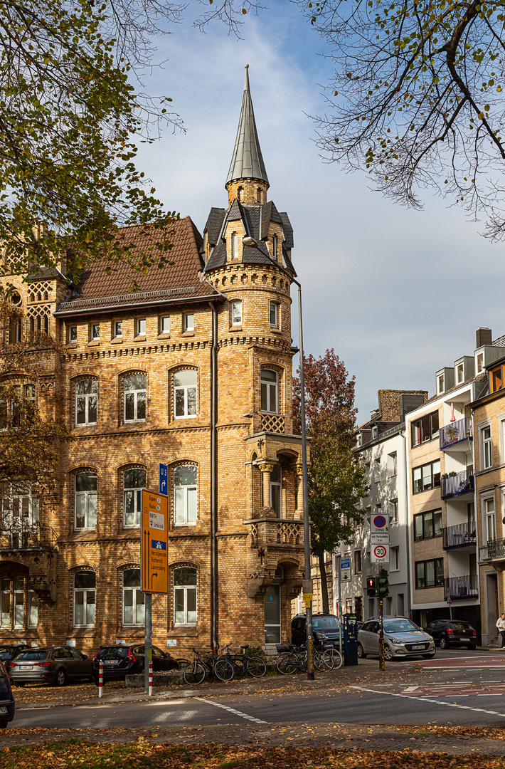 Haus mit Eckturm