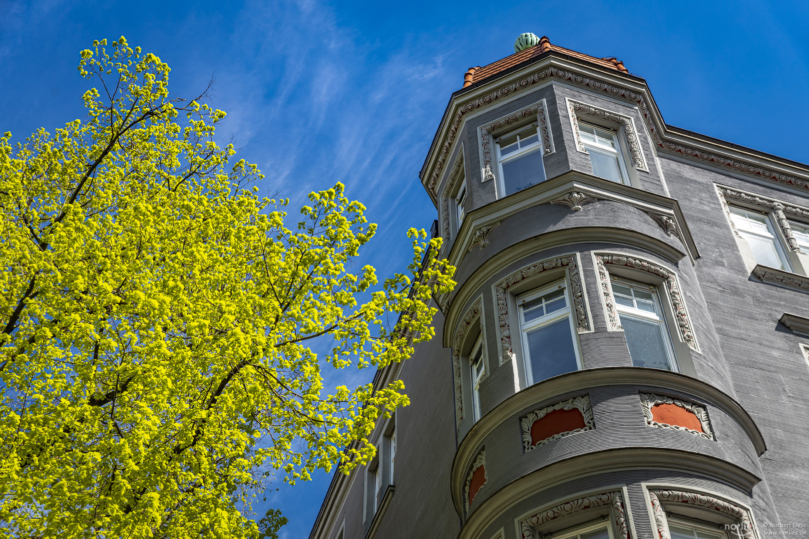 Haus mit Erker im Frühling