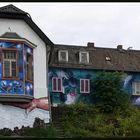 Haus mit Graffiti verschönt