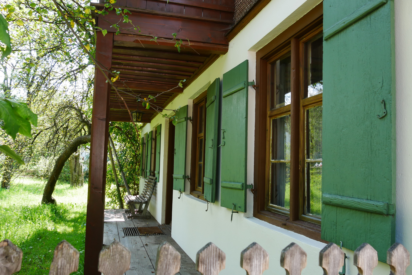 Haus mit grünen Fensterläden