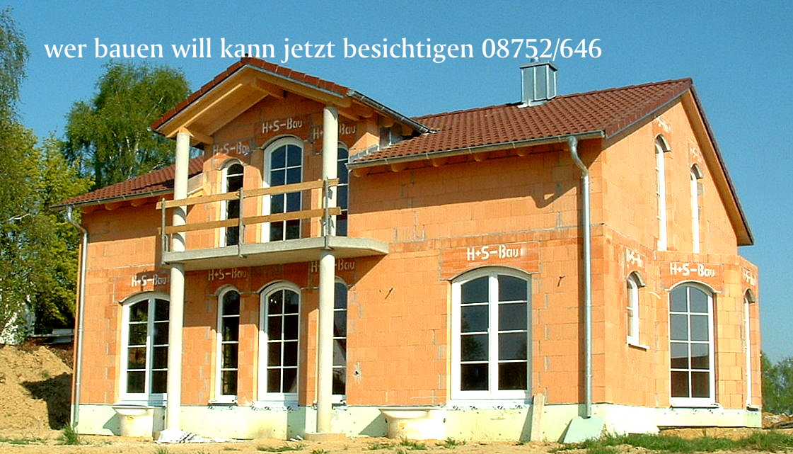 Haus mit Segmentbogenfenstern