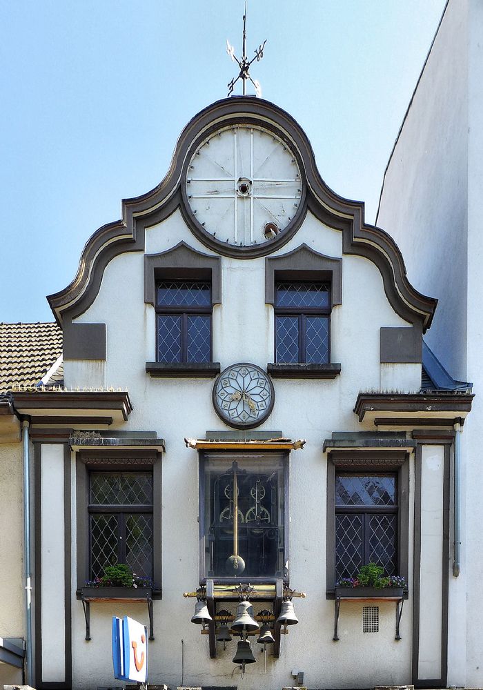 Haus mit Uhren und Glockenspiel 