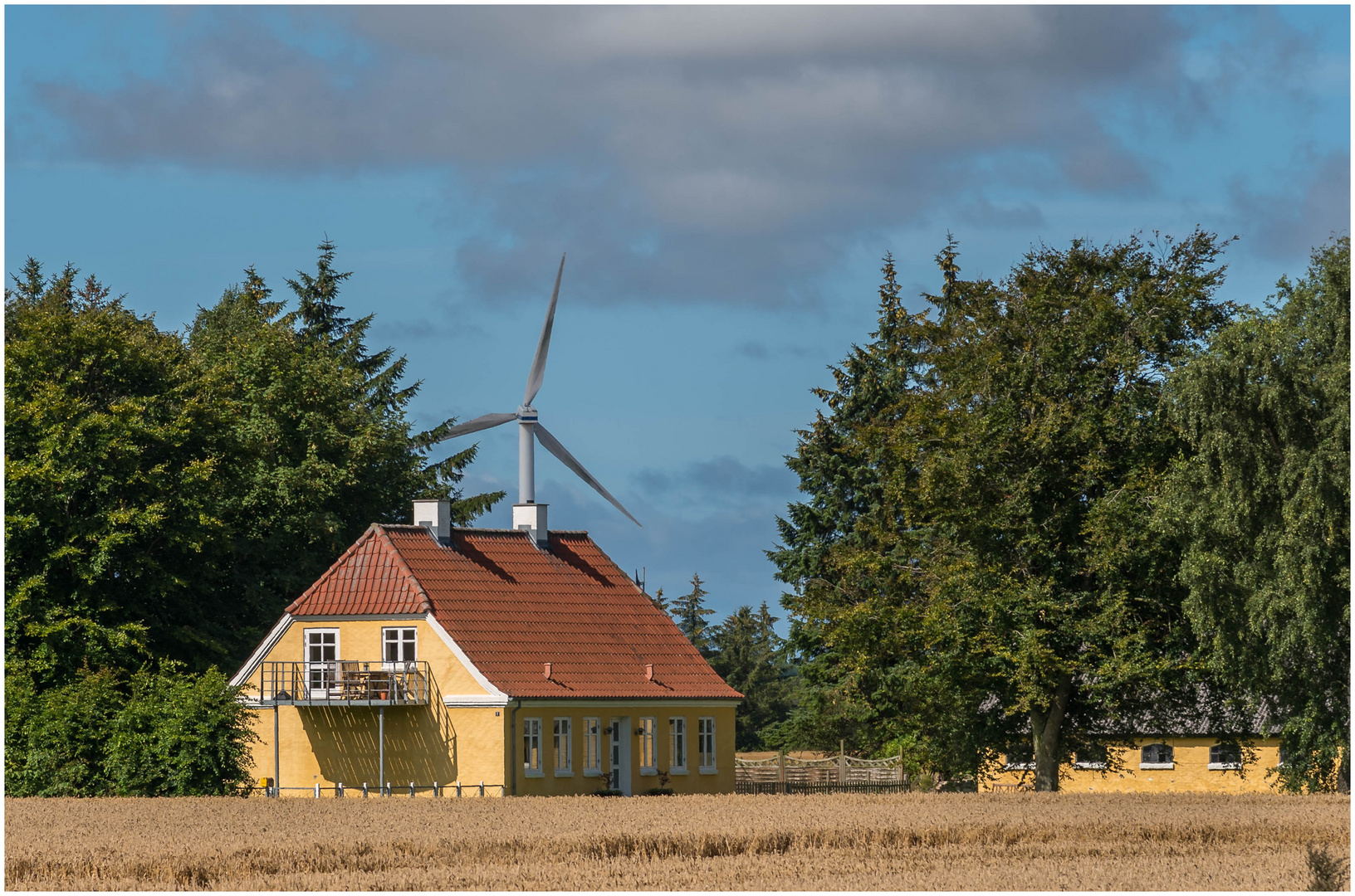 Haus mit Windkraft