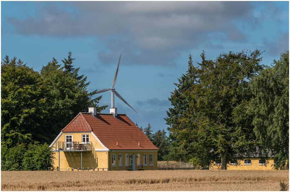 Haus mit Windkraft