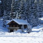 Haus mitten im Schnee