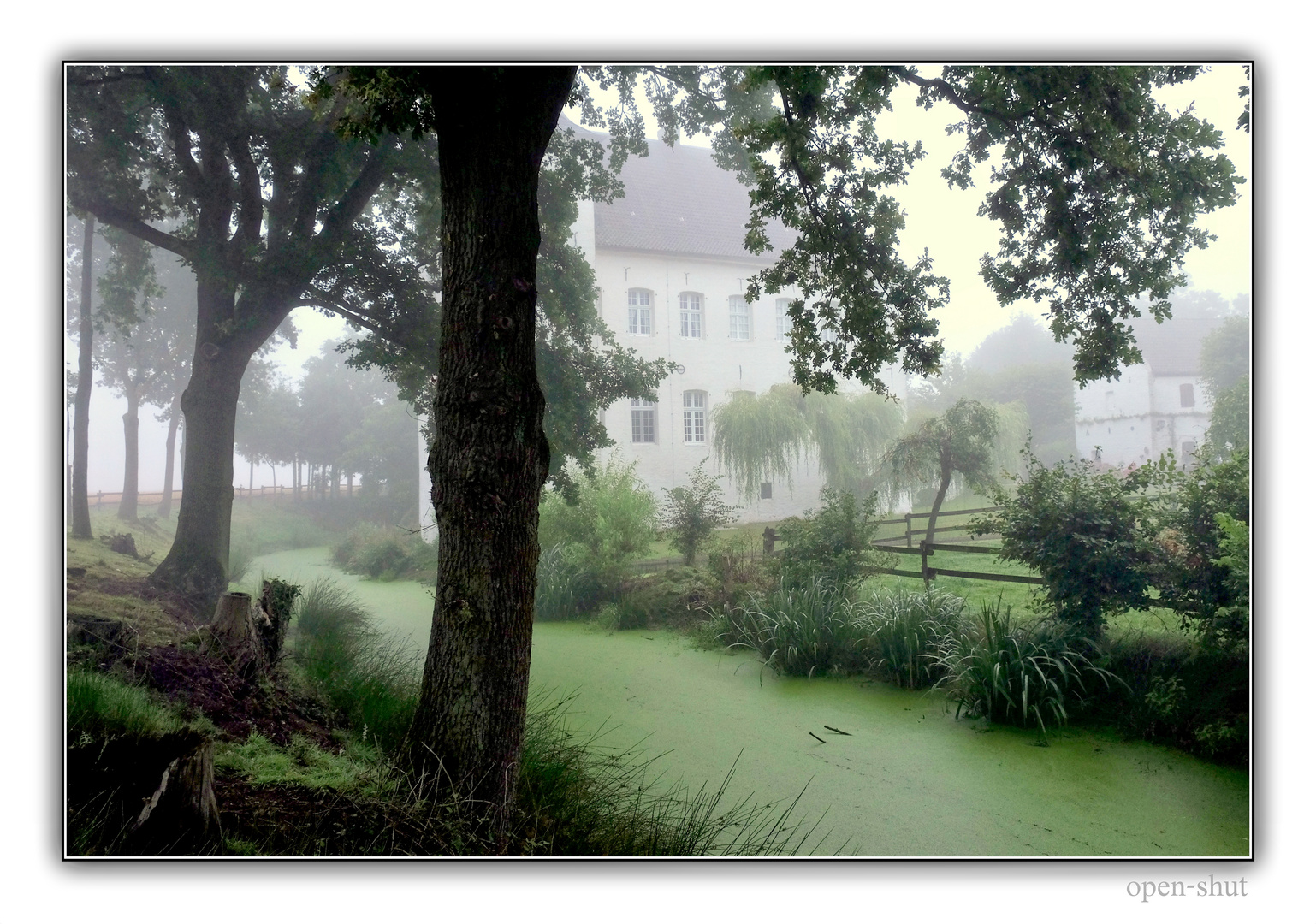 Haus Neersdonk im Morgendunst