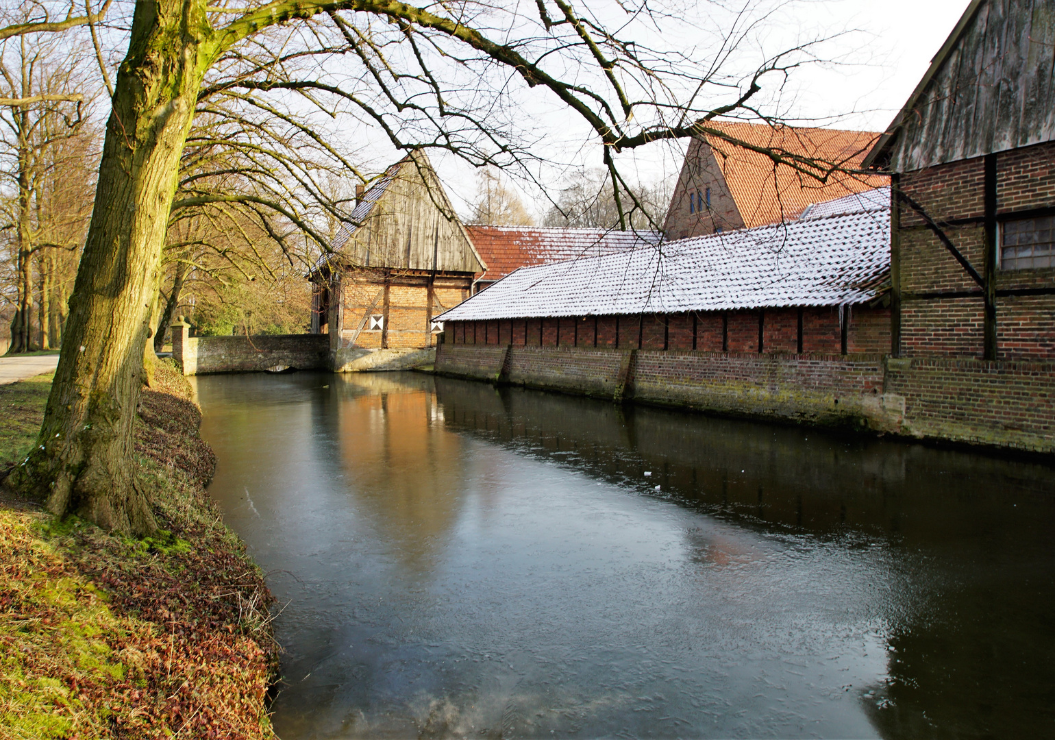 Haus Rund mit Brücke und Torhaus.von 1695.