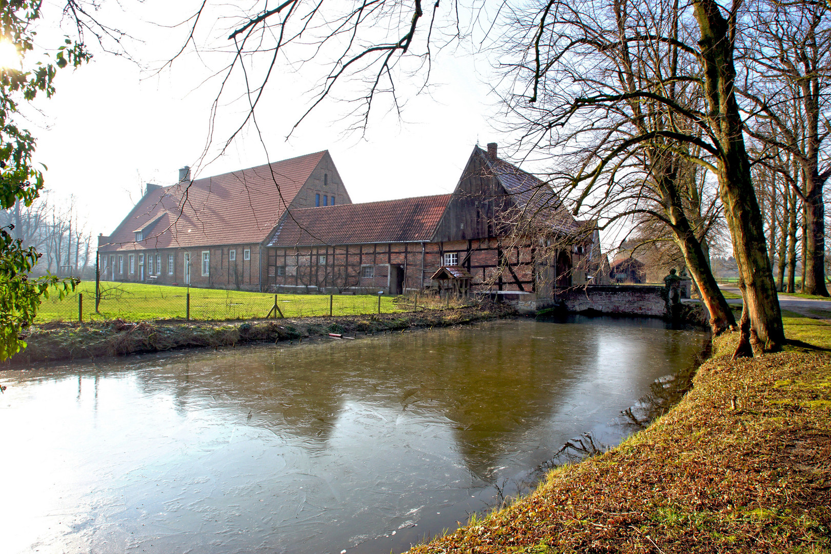 Haus Runde im Gegenlicht.