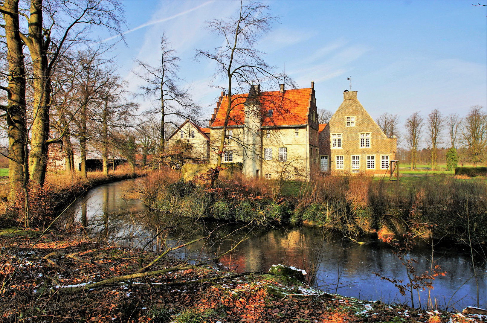 Haus Runde mit Spieker (vorne) und Haupthaus ...