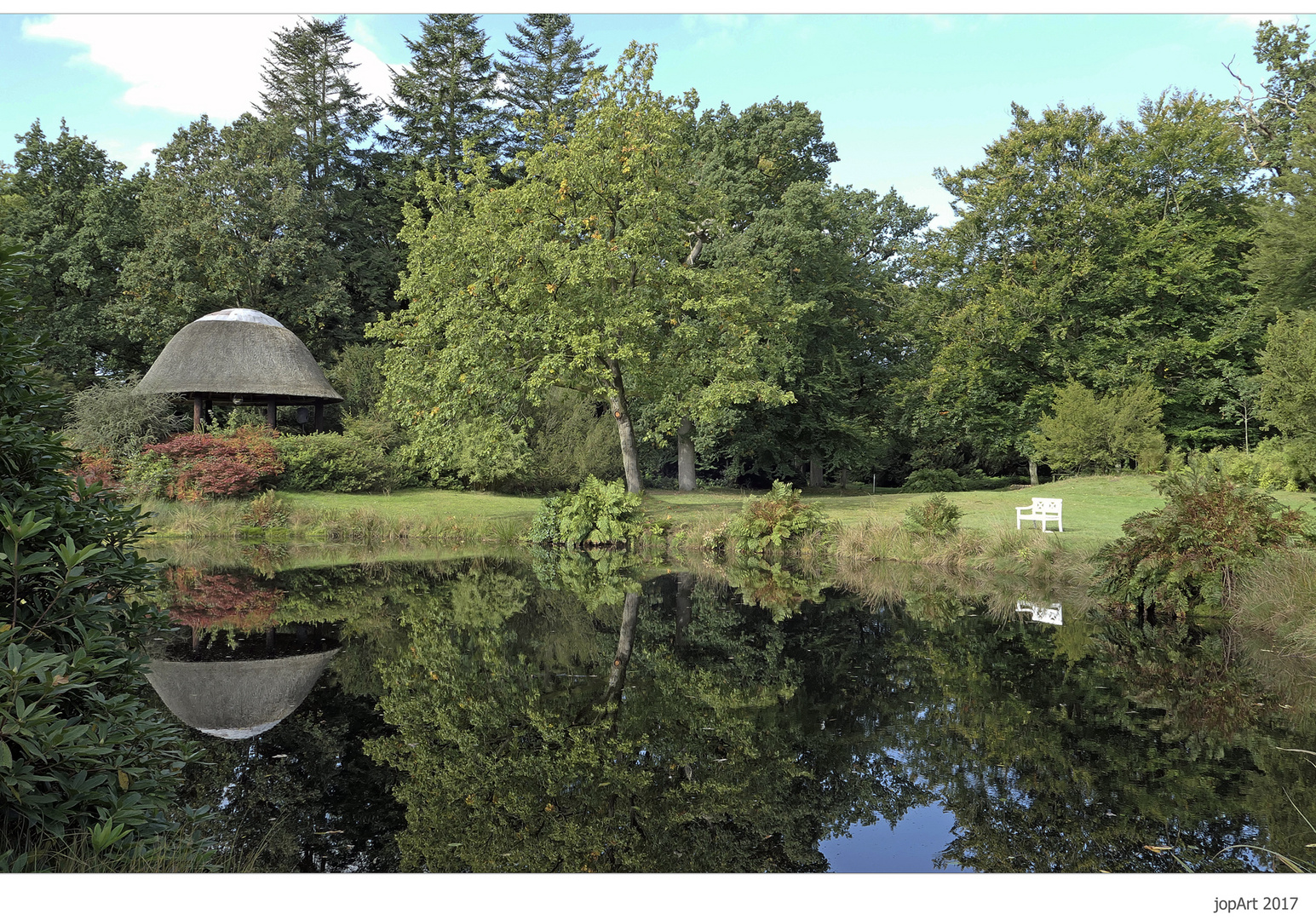 Haus und Bank am See...