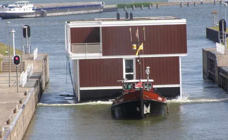 Haus und boot in hafen Lelystad