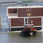 Haus und boot in hafen Lelystad