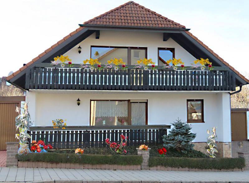 Haus und Garten mit Blumen geschmückt