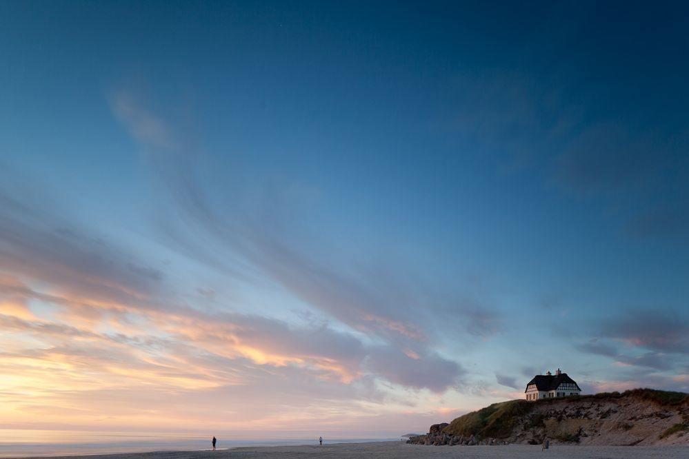 Haus und Sonnenuntergang am Meer