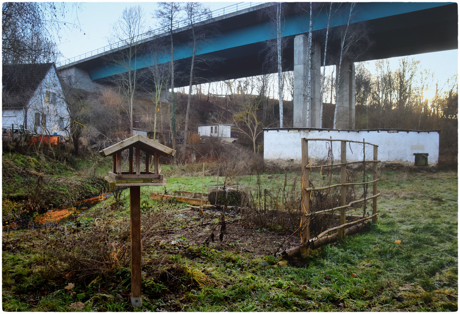 Haus unter der Brücke