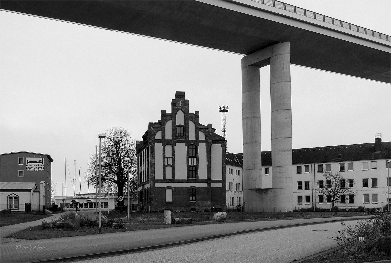 Haus unter der Brücke