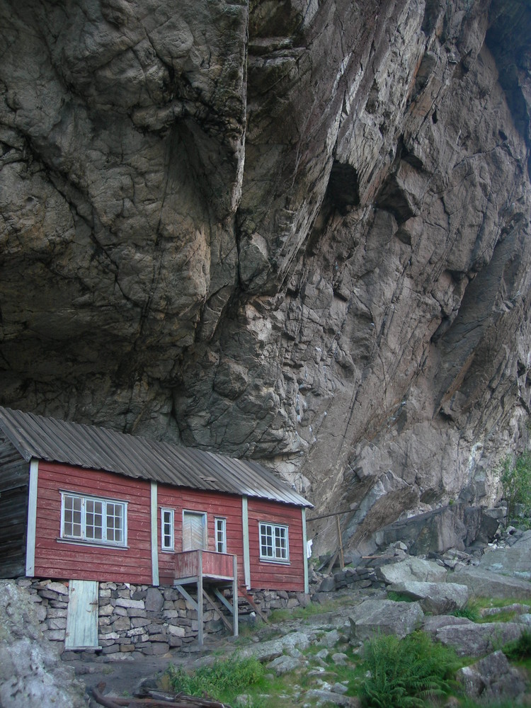 Haus unter einem Felsen