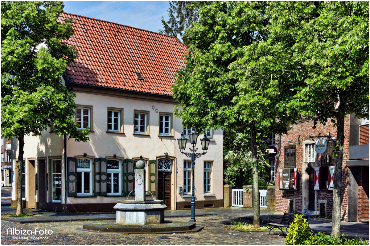 Haus von 1626 mit Brunnen am Hülser Markt