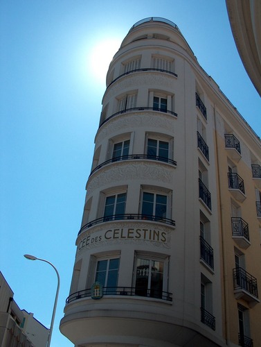 Haus vor blauem Himmel