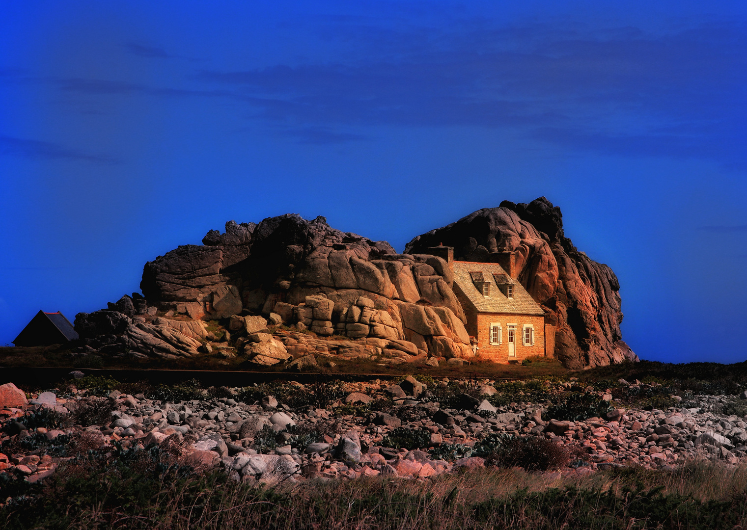 Haus zwischen den Felsen 