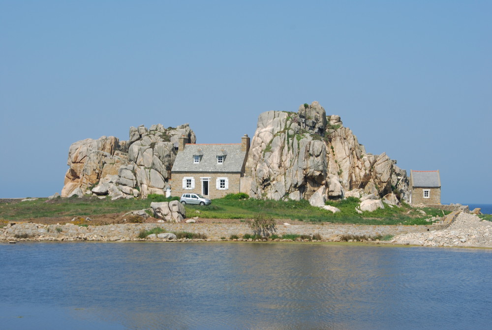 Haus zwischen den Felsen