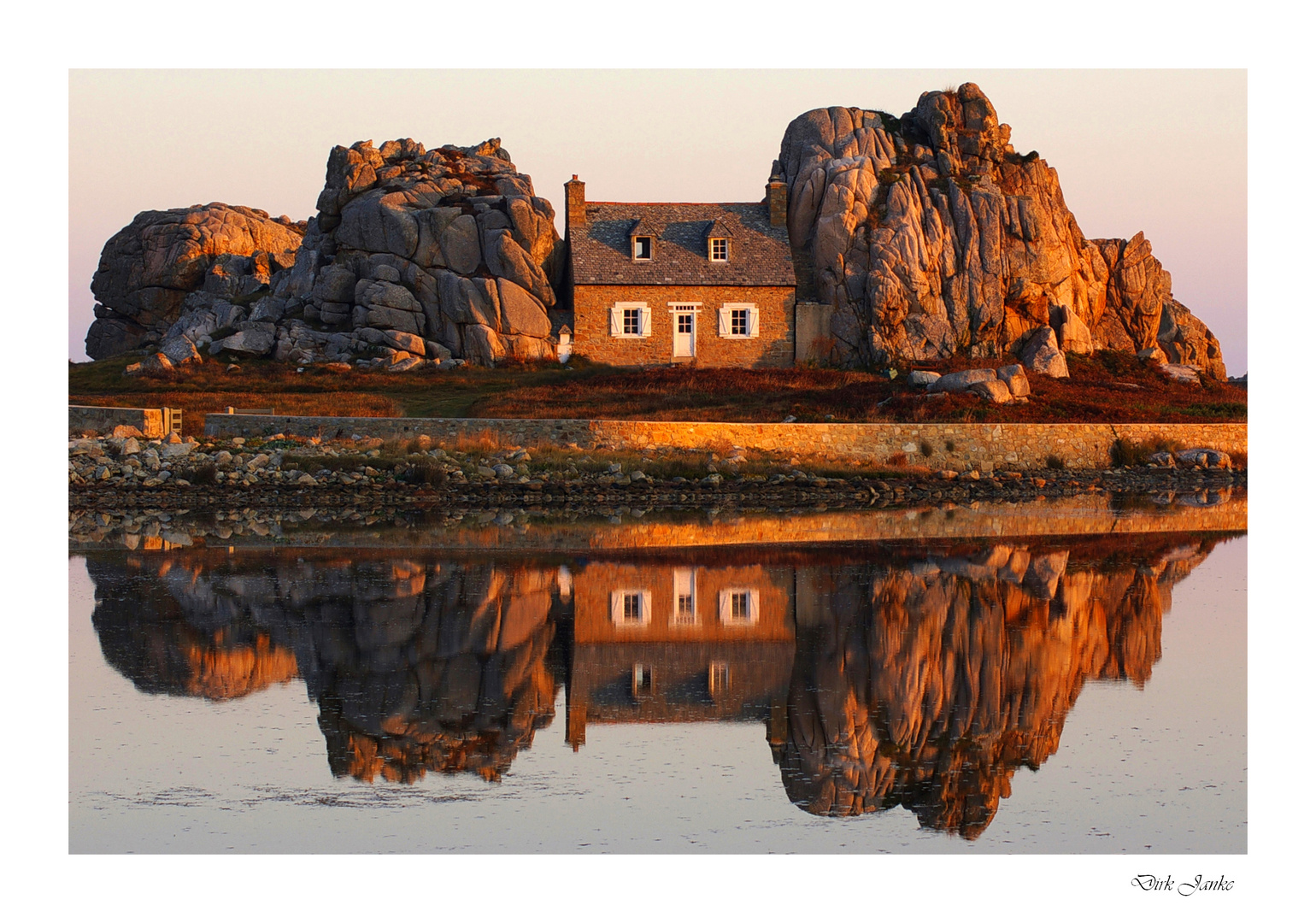 Haus zwischen den Felsen