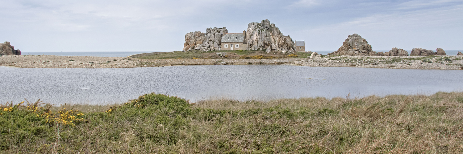 Haus zwischen den Felsen