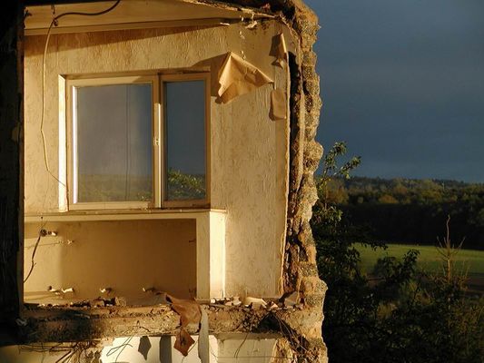 Hausabriss in der Abendsonne
